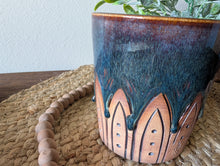 Load image into Gallery viewer, Planter - Drippy Carved